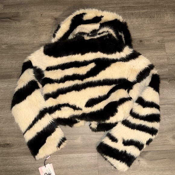 Avec Les Filles Faux Fur zebra cropped Coat - Picture 11 of 15